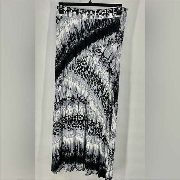 Roz & Ali Dresses & Skirts - Roz & Ali Black and White Maxi Skirt L